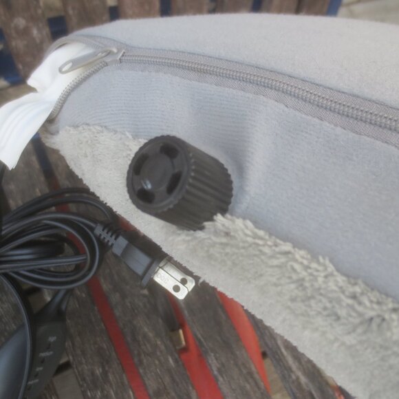 Sunbeam Back Contouring Self Inflating Heating Pad with Lumbar Support & Remote - Picture 6 of 11